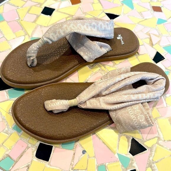 Sanuk Yoga Beige Patterned Fabric Flip Flops Size 9 Barely Worn - Picture 2 of 3